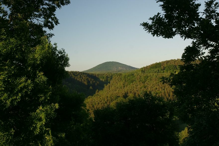 Výhled od kapliček na východ – kopec Vlhošť