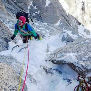 Honza Straka na konci božského traverzu ve stěně Les Droites