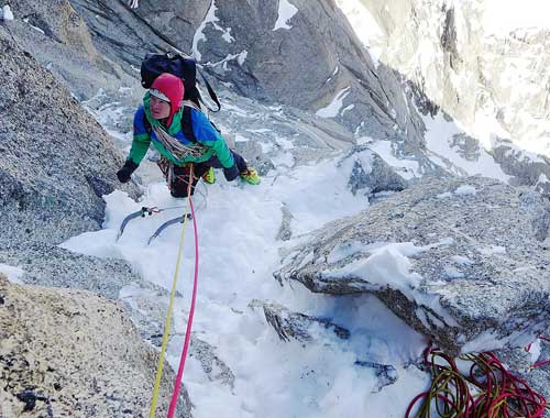Honza Straka na konci božského traverzu ve stěně Les Droites