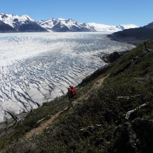 Trek v parku Torres del Paine vede  podél nádherného ledovce Grey