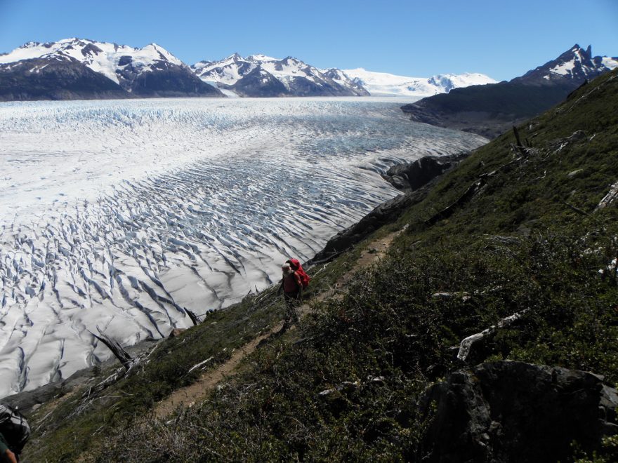 Trek v parku Torres del Paine vede  podél nádherného ledovce Grey
