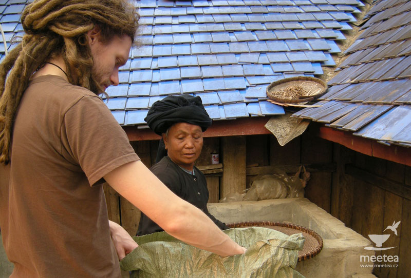 Tomáš Rajnoch při výběru kvalitního čaje