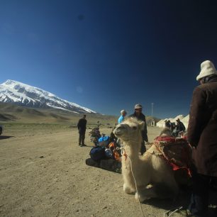 Nakládání výstroje na přesun do základního tábora i s výhledem na náš vrchol Muztagh Ata