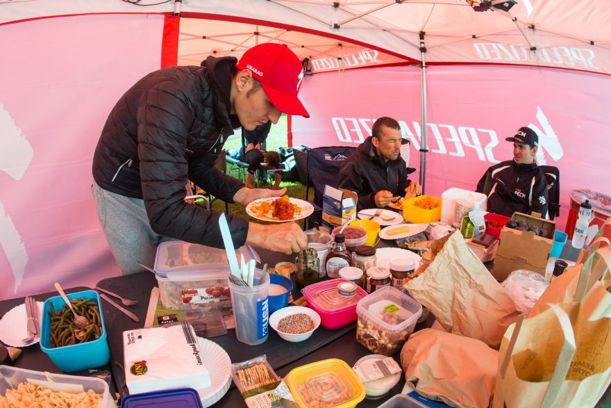 Bikeři jsou rádi, když do sebe dostanou i jinou než tekutou stravu