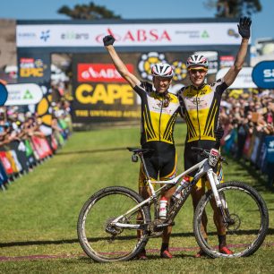 Jarda Kulhavý s Christophem Sauserem oslavují své celkové vítězství na Cape Epic