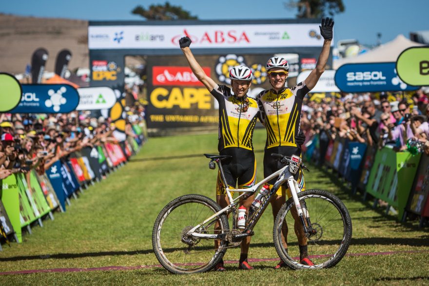 Jarda Kulhavý s Christophem Sauserem oslavují své celkové vítězství na Cape Epic