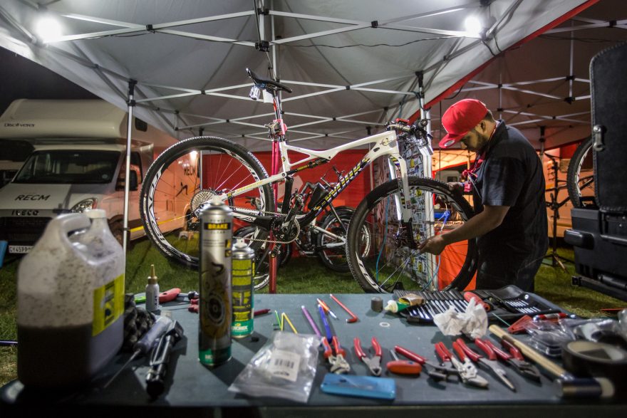 Příprava kola na další etapu Cape Epic