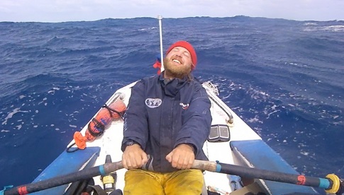 Ani po sto dnech na moři jim úsměv nezmizel