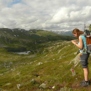 Při tůře v Norsku - raft v batohu prozrazuje jen skládací pádlo