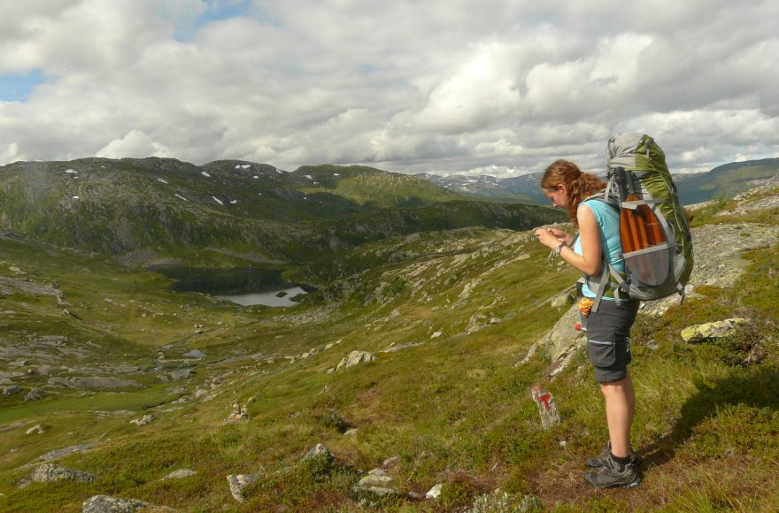 Při tůře v Norsku - raft v batohu prozrazuje jen skládací pádlo