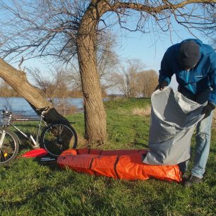 Packrafting lze dobře spojit i s cyklistikou