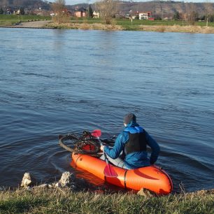 Packrafting lze dobře spojit i s cyklistikou