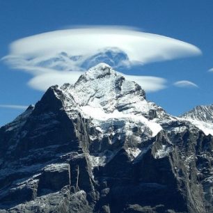Wetterhorn tyčící se nad Grindelwaldem (3692 m), zdroj wikipedia.org