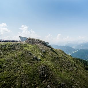 Budova zapadá do krajiny – © www.wisthaler.com