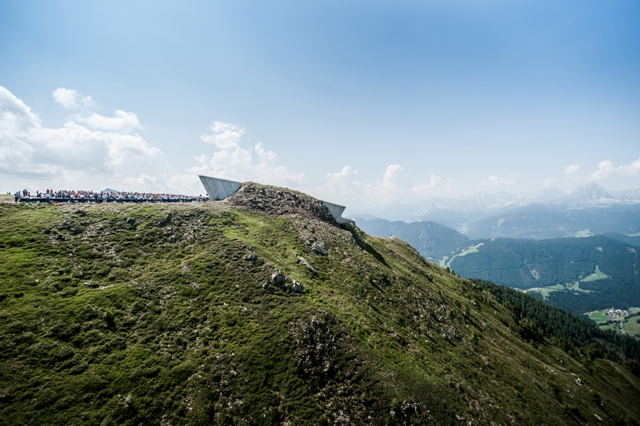Budova zapadá do krajiny – © www.wisthaler.com