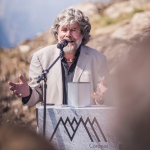 Řeč Reinholda Messnera při slavnostním otevření – © www.wisthaler.com