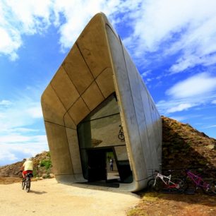Hlavní vchod a Reinhold Messner
