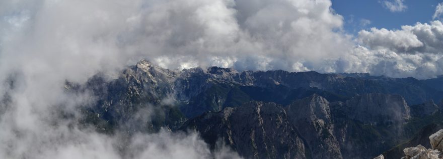 Výhled z Jalovce směrem k Triglavu, Julské Alpy, Slovinsko.