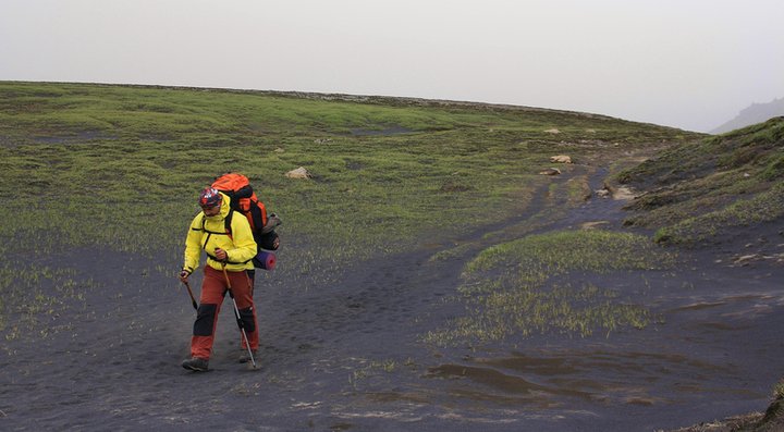 Sopečná činnost je patrná ve všudypřítomném lávovém popelu, Skógar, Island.