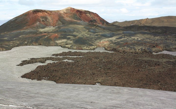 Sopka Eyjafjallajökull, která ochromila leteckou dopravu, pořád doutná, Island.