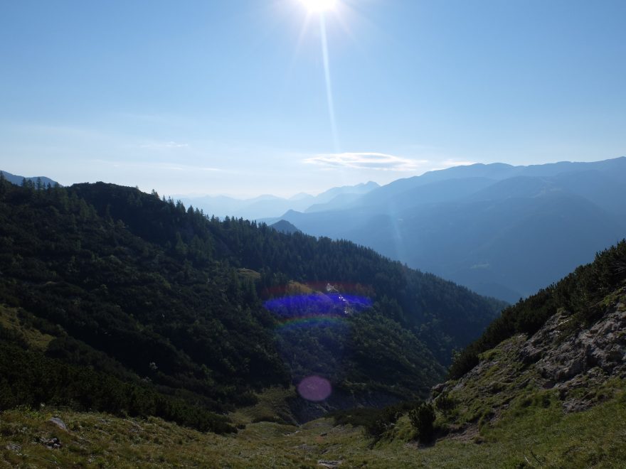 Výhled na chatu a údolí