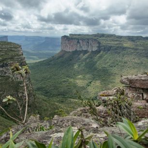Výstup na některou ze stolových hor nabídne výhledy hluboko do údolí, Chapada Diamantina, Brazílie.