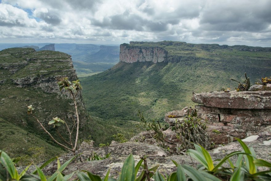 Výstup na některou ze stolových hor nabídne výhledy hluboko do údolí, Chapada Diamantina, Brazílie.