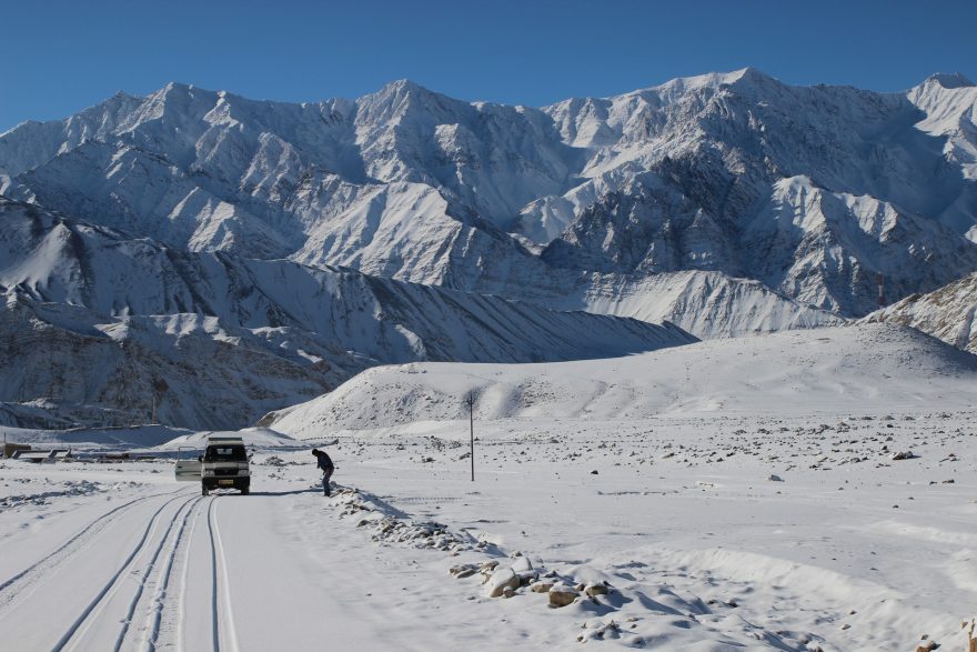 Cesta do Likiru skončila ještě pár kilometrů před vesnicí. Ojeté gumy džípu daly jasně najevo, že dál to nepůjde. Ladakh, Indie
