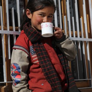 Když se ztratíte, dostanete čaj, úsměv a přátelský doprovod až k té správné odbočce. Ladakh, Indie