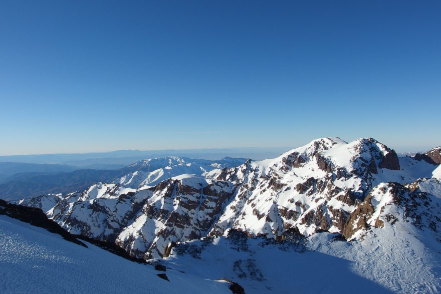 Zasněžené vrcholky Vysokého Atlasu, Jebel Toubkal, Maroko.