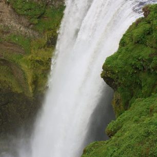 Nejvyšší vodopád na řece Skógá, Skógafoss, měří přes 60 metrů, Island.