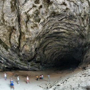 Vstup do obří jeskyně ohromí svým rozměrem, Chapada Diamantina, Brazílie.