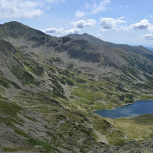 Modré hladiny jezer zdobí pohled téměř z každého vrcholu, Retezat, Rumunsko.