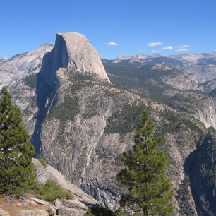 Hlaf Dome se majestátně tyčí nad národním parkem, Yosemity, USA.