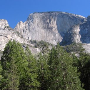 Čelní pohled na Half Dome, Yosemity, USA.