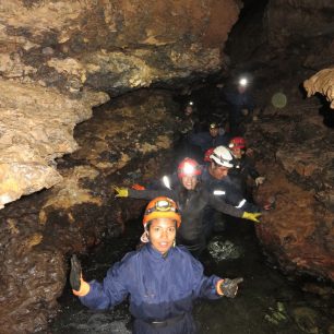 Místy sahá ledová voda potoka až po hrudník, jeskyně Huagapo, Peru.
