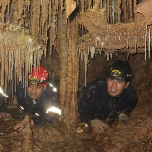 Nic pro klaustrofobiky, jeskyně Huagapo, Peru.