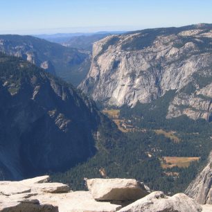 Pohled do Yosemitského údolí z vrcholu Half Domu