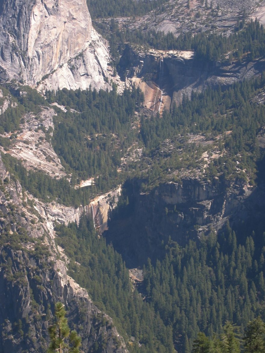 Vodopády Vernal Falls (dole) a Nevada Falls (nahoře), Yosemity, USA.