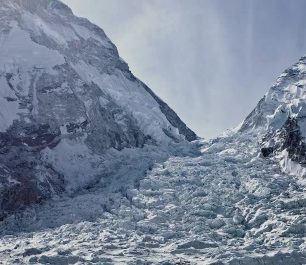 Ledopád je dlouhodobě předmětem diskuzí a hledá se přes něj bezečnější cesta, zvlášť po letošním zemětřesení
