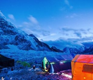 Relativně opuštění base camp Everestu