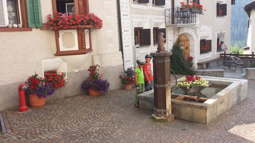 kašna a domy zdobené sgrafity, Scuol