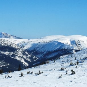 Jednotlivé oblasti Krkonoš od sebe oddělují hluboká údolí_pohled do Dlouhého dolu na Úpské rašeliniště s Luční boudou, vpravo Studniční hora, v pozadí Sněžka