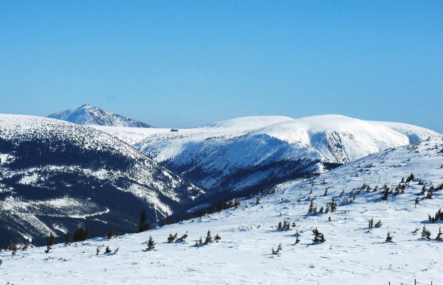 Jednotlivé oblasti Krkonoš od sebe oddělují hluboká údolí_pohled do Dlouhého dolu na Úpské rašeliniště s Luční boudou, vpravo Studniční hora, v pozadí Sněžka