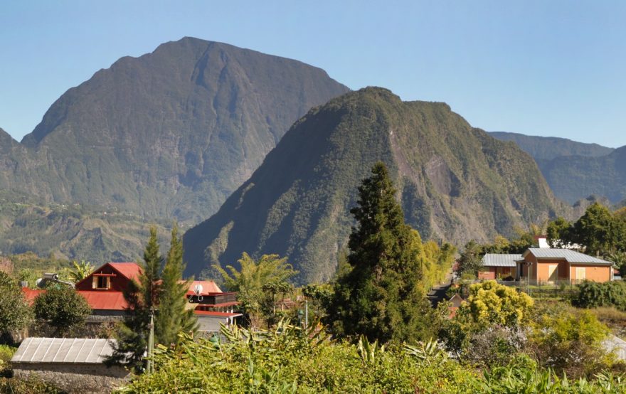 Hell Bourg, výchozí místo treku přes tři Cirques i výstupu na Piton de Neigem