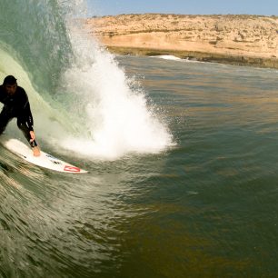 Neoprén je v zimních vlnách Atlantiku samozřejmostí
