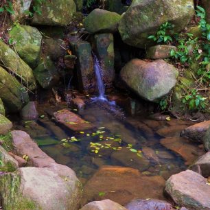 jeden z mnoha pramenů, který vás po cestě osvěží