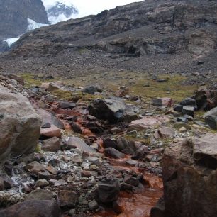 Nebezpečně zbarvená voda v potoce.