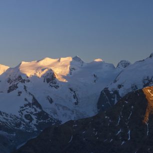 Masiv Bernina při západu slunce