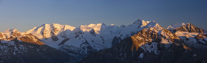 Masiv Bernina při západu slunce